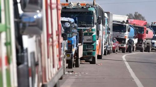 Reportan 3.000 camiones varados en bloqueos mientras escasez de combustible agrava la crisis
