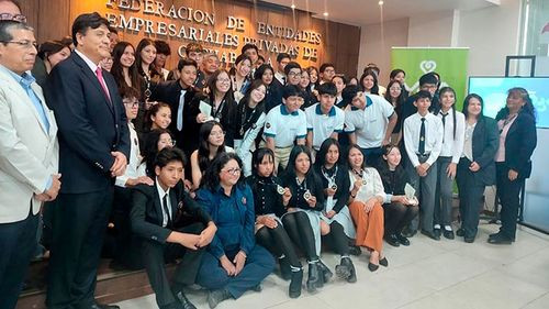 Jóvenes de Cochabamba brillan con sus ideas de negocio en los Premios OYE 2024
