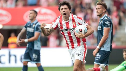 El Sporting remonta al Córdoba y arranca la temporada con ilusión en El Molinón