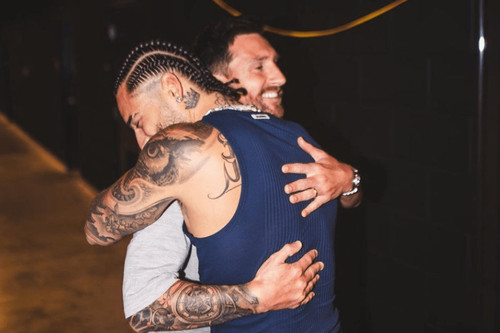 “Mi parcero Leo”, Maluma hizo una parada en su gira para recibir un regalo de Messi