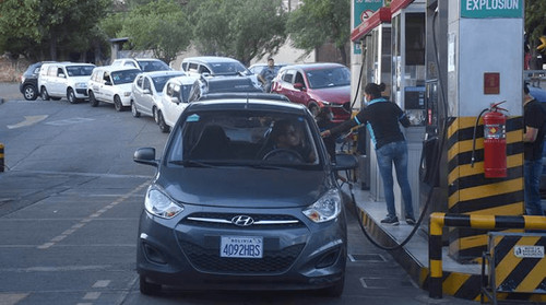 Oferta de combustible irregular y filas persisten en Bolivia por bloqueo