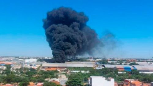 Incendio de gran magnitud en depósito del Parque Industrial de Santa Cruz genera alarma