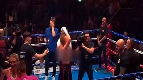 Una modelo de Only Fans ganó una pelea de boxeo y celebró levantando su top ante las cámaras