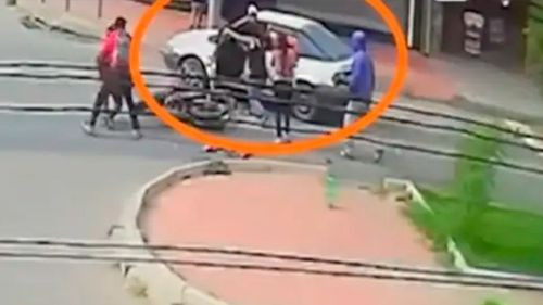 Conductor huye tras chocar una motocicleta y es buscado por la Policía en Cochabamba