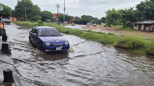 Lluvias inundan barrios y afectan el transporte en Santa Cruz