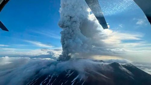 Volcán ruso entra en erupción tras 500 años y podría estar vinculado a reciente megaterremoto