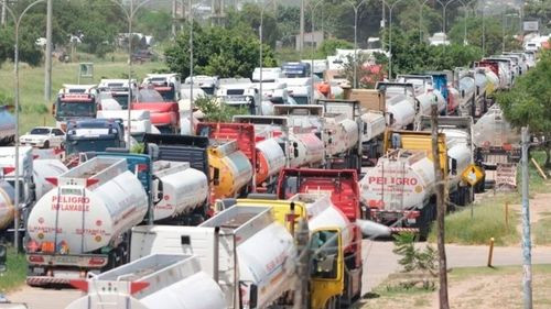 Más de 700 cisternas siguen sin descargar en Palmasola