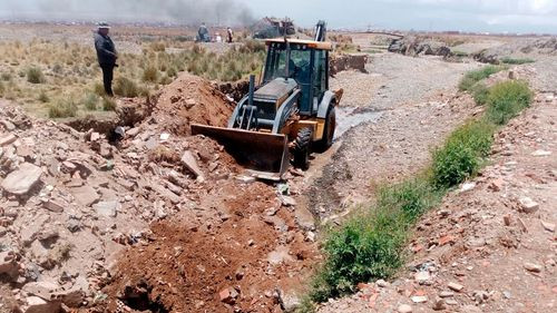 Limpieza del río S’eke para prevenir desbordes en el Distrito Rural 11