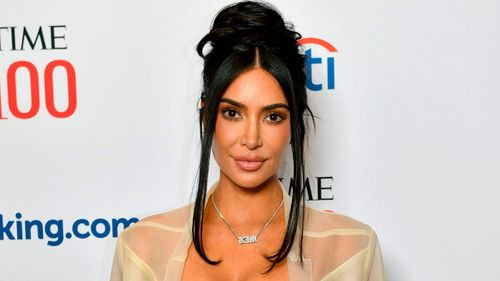 Kim Kardashian enfrenta millonaria demanda por promocionar imitaciones de muebles de un reconocido Artista