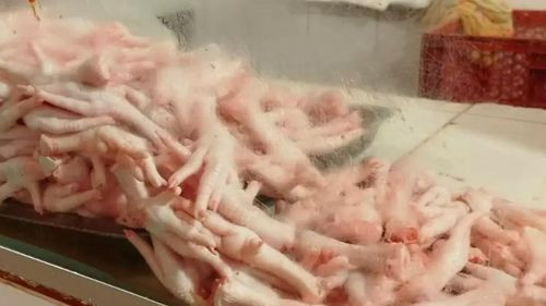 Familias buscan alternativas ante el alza del pollo en La Paz y El Alto