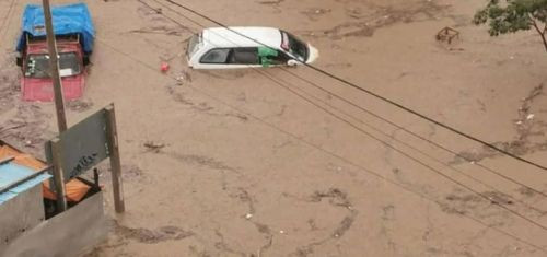Torrencial lluvia en Tarija deja a varios vehículos bajo el agua