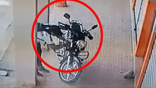 Cámaras de seguridad captan robo de motocicleta en Yapacaní y vecinos logran capturar al delincuente
