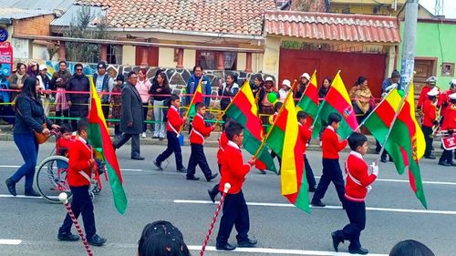 Imagen de Distrito 1 de El Alto conmemora el Día de la Bandera con desfile estudiantil
