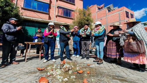 Distrito 4 inicia el primer asfaltado en la urbanización mariscal sucre