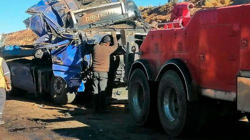 Camión con 1.600 cajas de cerveza se vuelca en la ruta La Paz-Oruro