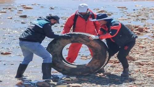 Imagen de El alto moviliza a más de 200 personas para limpiar el río seco