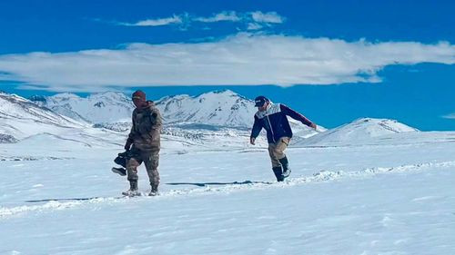 Imagen de Rescatan a dos turistas franceses afectados por intensa nevada en Potosí