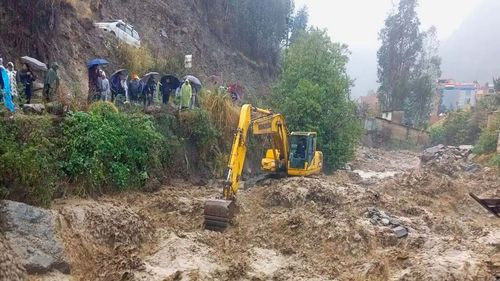 Riada afecta calles y viviendas tras desborde de un río en Quime