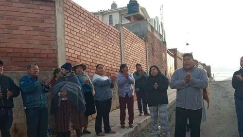Mujer de 78 años fallece tras caer de micro y ser atropellada; conductor huyó