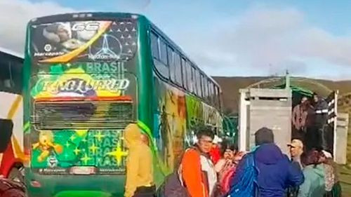 ABC restringe paso vehicular por derrumbe de rocas de magnitud en la ruta cochabamba–oruro