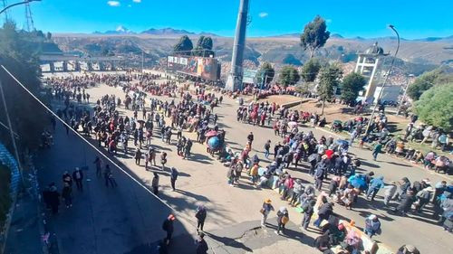 Bloqueos impiden el paso al aeropuerto de El Alto y obligan a viajeros a caminar