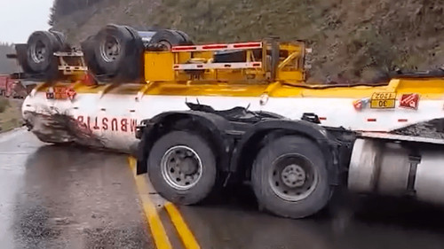 Cisterna con combustible volcó en la ruta nueva entre Cochabamba y Santa Cruz
