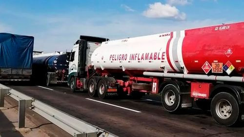 Cisternas bolivianas permanecen varadas en Paraguay por retrasos en carga de combustible