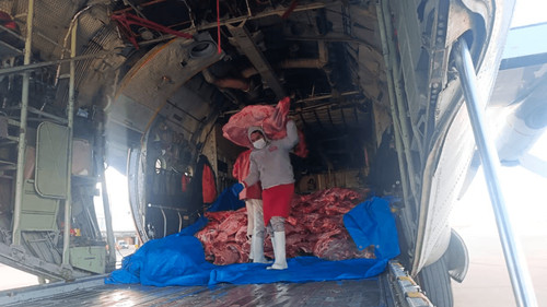 Imagen de Llega avión Hércules de la FAB con cargamento de carne desde Santa Cruz para abastecer a Chuquisaca