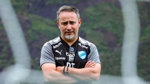 Robatto defiende decisión de  mantener a sus convocados y  resalta la importancia del clásico  paceño