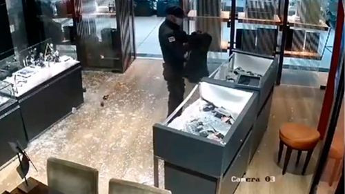 Delincuente vestido de policía martilla joyería en Punta Carretas Shopping y roba relojes de hasta USD 15,000