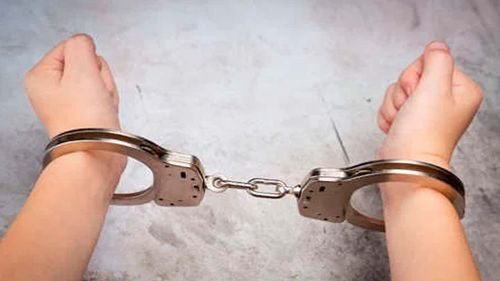 Florida: Pareja de policías encarcelan a su hijo de 3 años para disciplinarlo 