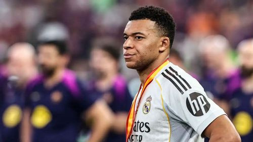 Polémica en la Supercopa por gesto de Mbappé en la premiación ante Barcelona