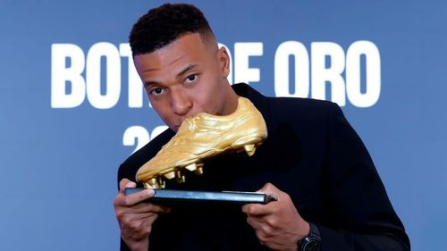 Mbappé recibe la Bota de Oro y agradece a su equipo: “Es imposible ganar este premio sin ellos” Mbappé recibe la Bota de Oro y agradece a su equipo: “Es imposible ganar este premio sin ellos”