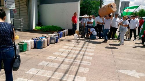 Productores agropecuarios llegan a YPFB con tanques de leche sin entregar por falta de combustible