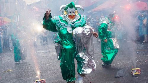 Comparsas y personajes  tradicionales encienden la  Farándula Carnavalera en La Paz