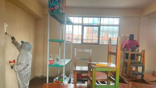 Voluntarios refaccionan la Unidad Educativa AMIG Chaco en El Alto