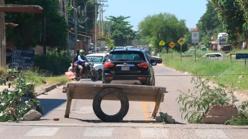 Persisten bloqueos de micreros y cuestionan inacción policial