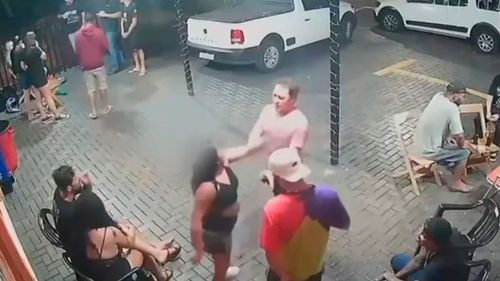 Mujer apuñala a un hombre en el corazón tras un toque a la gorra de un amigo