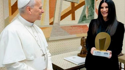 Pausini conmueve al papa León XIV con una canción inédita inspirada en San Francisco