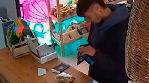 Joven demuestra honestidad al pagar productos en tienda vacía