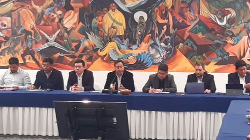 Arce y sectores productivos buscan solución al desabastecimiento de combustible y alimentos en reunión clave