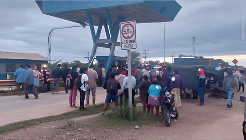 Toman tres trancas al norte de Santa Cruz exigiendo combustible y bloquean cobro de peaje