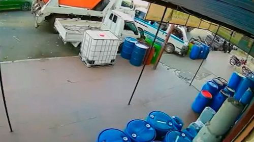 Choque múltiple en la avenida Petrolera involucra a camión basurero y trufi con pasajeros