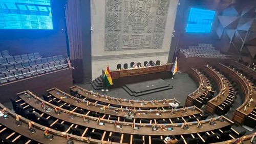 Comisión de Diputados reinstala sesión sobre contrato de litio en medio de protestas potosinas