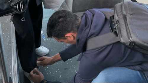 Lionel Scaloni ayudó a una  mujer a atarse los cordones  dentro de un autobús