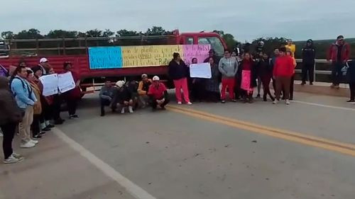 Bloquean ruta Santa Cruz–Argentina por deuda en obra educativa