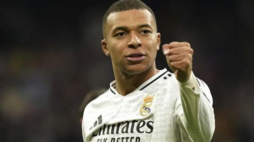 Mbappé vuelve a entrenar con el  real madrid tras superar una  gastroenteritis