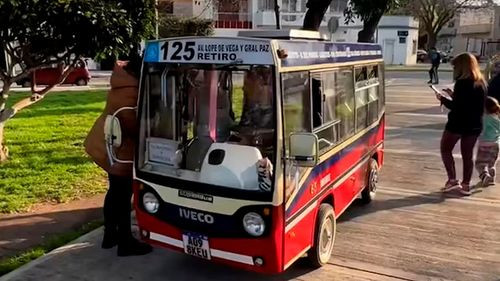 Un abuelo construye un mini colectivo para su nieta y ahora lo disfrutan todos los niños del barrio