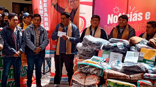 UPEA realiza donación a universitarios y familias de escasos recursos