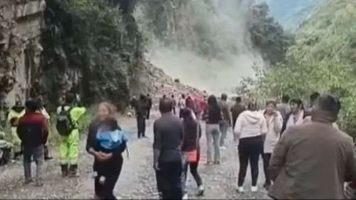 Derrumbe bloquea carretera a Chulumani y deja varados a pasajeros
